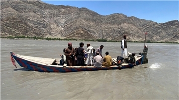 Nach eigenen Angaben sind Anwohner im Bezirk Mohmand Dara auf Boote als Transportmittel angwiesen, weil es keine Brücke gibt, die über den Fluss führt.