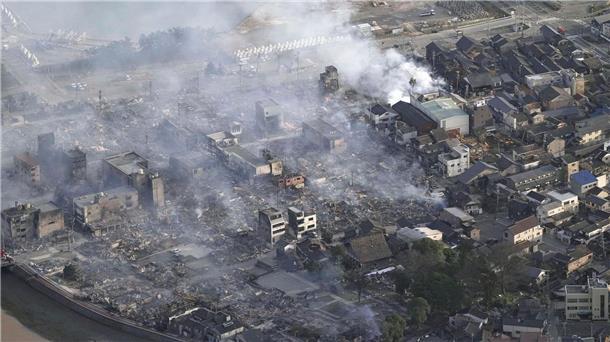 Erdbeben in Japan: Zahl der Todesopfer steigt weiter Nach einem Erdbeben in der Präfektur Ishikawa steigt Rauch aus einem Brandherd auf.