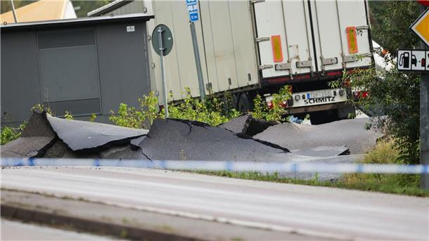 Nach einem Erdrutsch ist die Autobahn E6 bei Stenungsund in beiden Richtungen gesperrt ist.