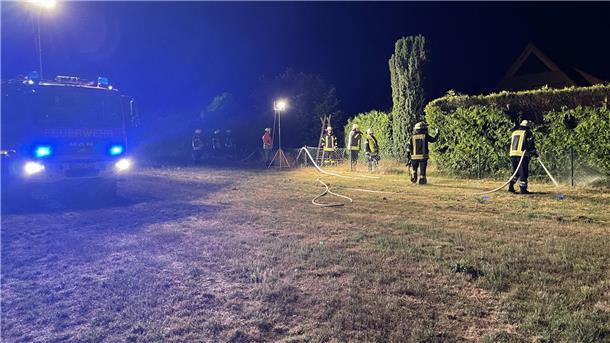 Nach einem Heckenbrand in Sittensen: Die Brandstelle musste mit der Wärmebildkamera kontrolliert werden.