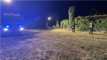 Nach einem Heckenbrand in Sittensen: Die Brandstelle musste mit der Wärmebildkamera kontrolliert werden.