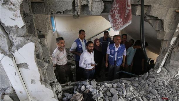 Nach einem israelischen Angriff auf eine vom UN-Palästinenserhilfswerk UNRWA betriebene Schule im Geflüchtetenlager Nuseirat müssen die Schäden begutachtet werden.