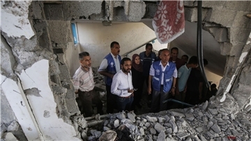 Nach einem israelischen Angriff auf eine vom UN-Palästinenserhilfswerk UNRWA betriebene Schule im Geflüchtetenlager Nuseirat müssen die Schäden begutachtet werden.