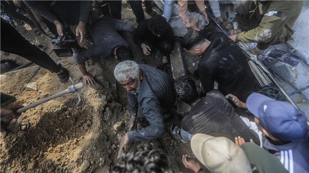 Nach einem israelischen Angriff suchen Palästinenser in Rafah nach Überlebenden.