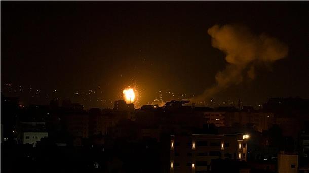 Sieben Tote bei Terroranschlag auf Synagoge in Jerusalem Nach einem israelischen Luftangriff im Zentrum des Gazastreifens steigen Feuer und Rauch auf.