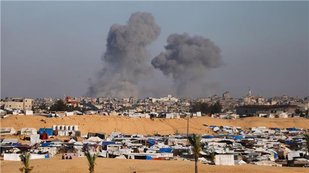 Israel rückt in Rafah ein und übernimmt Grenze zu Ägypten Nach einem israelischen Luftangriff östlich von Rafah im Gazastreifen steigt Rauch auf.