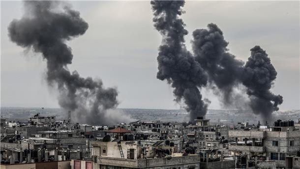 US-Einsatz im Roten Meer - EU bereitet Unterstützung vor Nach einem israelischen Luftangriff steigt in Rafah Rauch auf.