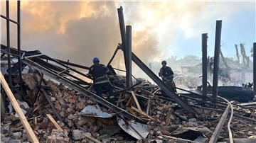Nach einem russischen Drohnen- und Raketenangriffen löschen Einsatzkräfte in Krywyj Rih einen Brand.