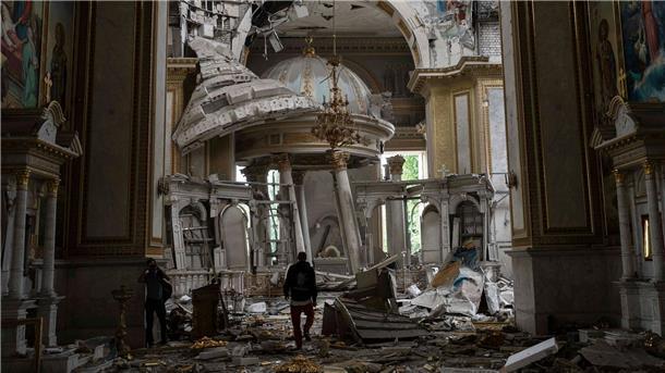 Neue russische Angriffe auf Odessa: Ein Toter und Verletzte Nach einem russischen Raketenangriff inspizieren Kirchenmitarbeiter die schweren Schäden in der Verklärungskathedrale in Odessa.