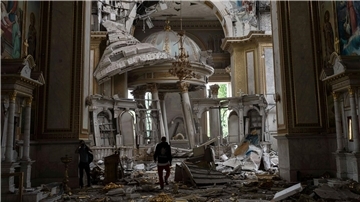 Nach einem russischen Raketenangriff inspizieren Kirchenmitarbeiter die schweren Schäden in der Verklärungskathedrale in Odessa.