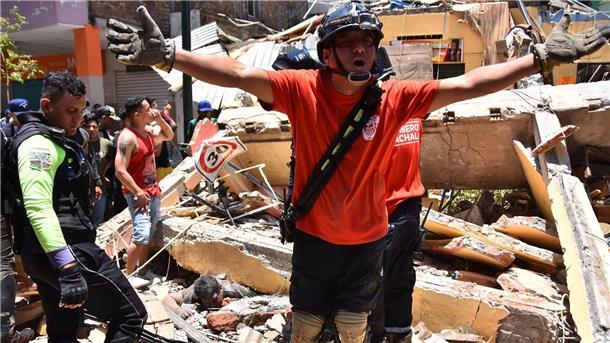 Bilder des Tages Nach einem schweren Erdbeben im Süden Ecuadors laufen in Machala die Rettungsarbeiten.