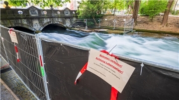 Nach einem schweren Surfunfall wollen die Behörden das Wasser an der Münchner Eisbachwelle absenken.
