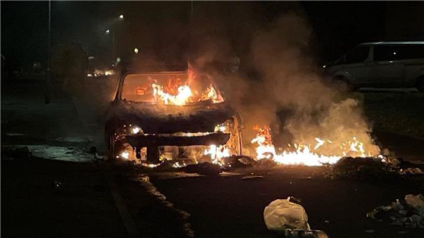 Nach einem schweren Verkehrsunfall im walisischen Cardiff kam es in der Nacht zu schweren Ausschreitungen.