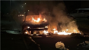 Nach einem schweren Verkehrsunfall im walisischen Cardiff kam es in der Nacht zu schweren Ausschreitungen.