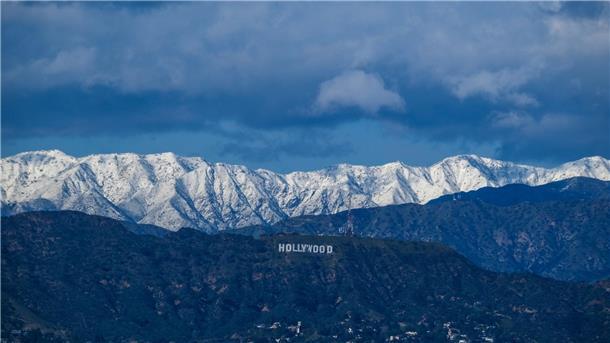 Wetter-Roulette in den USA: Kalifornien im Schnee-Notstand Nach einem seltenen Schneesturm in Südkalifornien sind die schneebedeckten San-Gabriel-Berge hinter dem Hollywood-Schild zu sehen.
