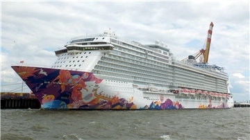Kreuzfahrtschiff "Manara" an der Stromkaje in Bremerhaven