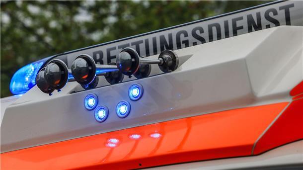 Motorrad und Auto prallen zusammen - Frau schwer verletzt Nach einem Zusammenprall mit einem abbiegenden Auto kommt eine Motorradfahrerin schwer verletzt in ein Krankenhaus. (Symbolbild)