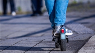  Ein Reisender fährt mit seinem E-Scooter über den Bahnsteig.  Nach einem Zusammenstoß mit einem E-Scooter erlitt eine 88-Jährige in Bremerhaven einen Knochenbruch – der Fahrer flüchtete. Die Polizei bittet um Zeugenhinweise.