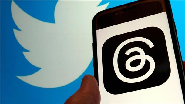 Nach einer Auswertung der Webanalyse-Firma Similarweb sank der Datenverkehr zu Twitter nach dem Threads-Start am Donnerstag im Wochenvergleich um fünf Prozent.