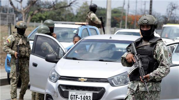 Ecuador: 178 Justizvollzugsbeamte als Geiseln festgehalten Nach einer beispiellosen Machtdemonstration der kriminellen Banden im Live-Fernsehen hat die ecuadorianische Regierung den kriminellen Gangs in dem südamerikanischen Land den Krieg erklärt.