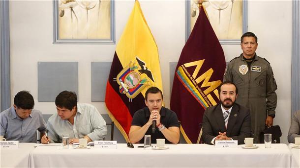 Ecuador: 178 Justizvollzugsbeamte als Geiseln festgehalten Nach einer beispiellosen Machtdemonstration der kriminellen Banden im Live-Fernsehen hat die ecuadorianische Regierung um Präsident Daniel Noboa (M) den kriminellen Gangs in dem südamerikanischen Land den Krieg erklärt.