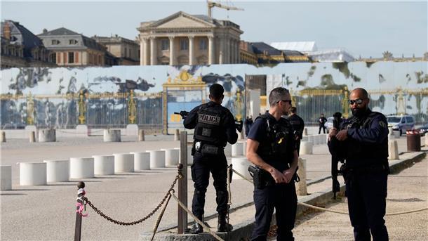 Hunderte Bombendrohungen - 13-Jähriger in Frankreich gefasst Nach einer Bombendrohung bewachen Polizisten den Eingang des Schlosses von Versailles (Oktober 2023).