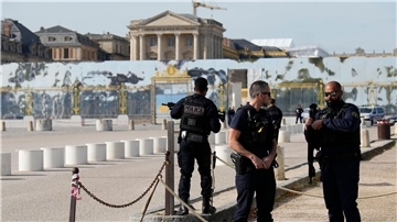 Nach einer Bombendrohung bewachen Polizisten den Eingang des Schlosses von Versailles (Oktober 2023).