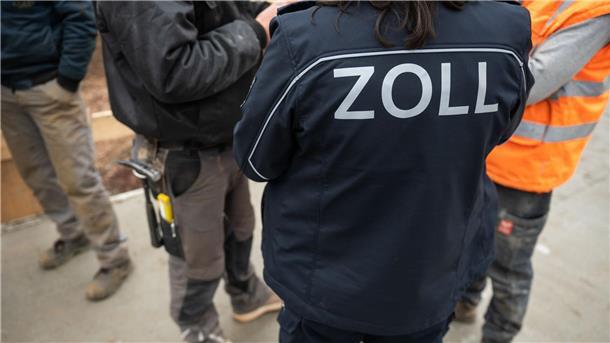 Zoll leitet nach bundesweiter Razzia über 800 Verfahren ein Nach einer bundesweiten Razzia haben die Zollbehörden mehr als 800 Ermittlungsverfahren wegen Schwarzarbeit und illegaler Beschäftigung eingeleitet. (Archivbild)