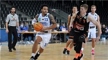 Nach einer einjährigen Pause aus privaten Gründen kehrt Daniel Norl (am Ball) als Eisbär zurück in die ProA.