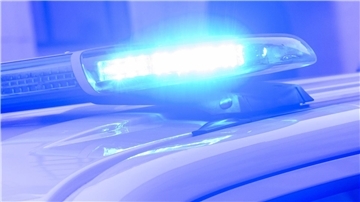 Blaulicht der Polizei. Nach einer Graffiti-Schmiererei an der Gaußschule II in Bremerhaven-Lehe bittet die Polizei um Zeugenhinweise. 