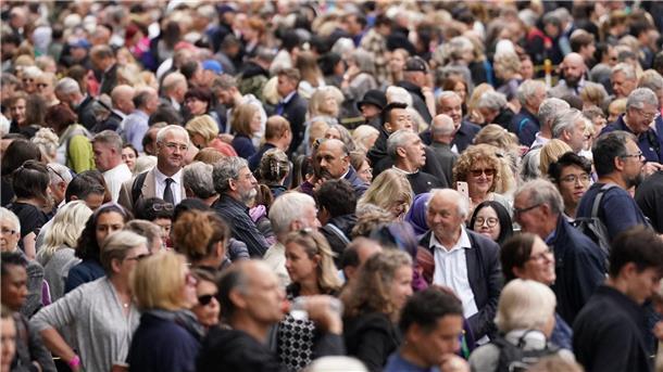 Nach einer neuen Prognose könnte die Weltbevölkerung schon um 2040 einen Höchststand von 8,5 Milliarden Menschen erreichen und bis zum Ende des Jahrhunderts auf etwa 6 Milliarden zurückgehen.