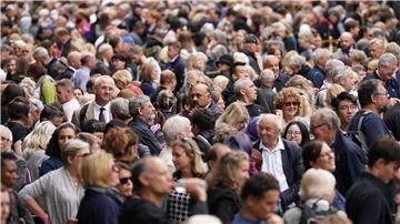 Nach einer neuen Prognose könnte die Weltbevölkerung schon um 2040 einen Höchststand von 8,5 Milliarden Menschen erreichen und bis zum Ende des Jahrhunderts auf etwa 6 Milliarden zurückgehen.