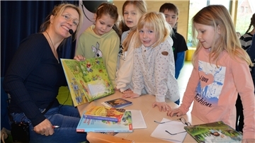 Die Autorin mit den Kindern bei der Lesung