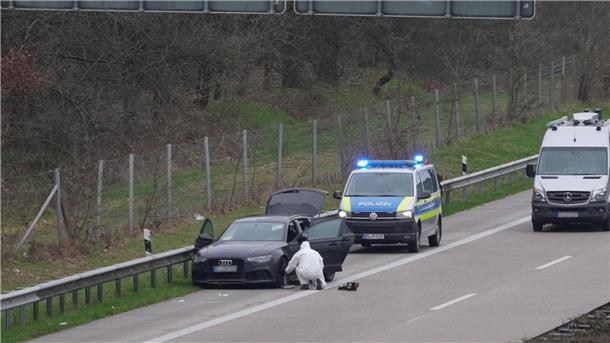 Nach einer Verfolgungsfahrt über die Autobahn bei Ahlhorn (Landkreis Oldenburg) hat die Polizei das Auto eines mutmaßlichen Geldautomaten-Sprengers gestoppt.