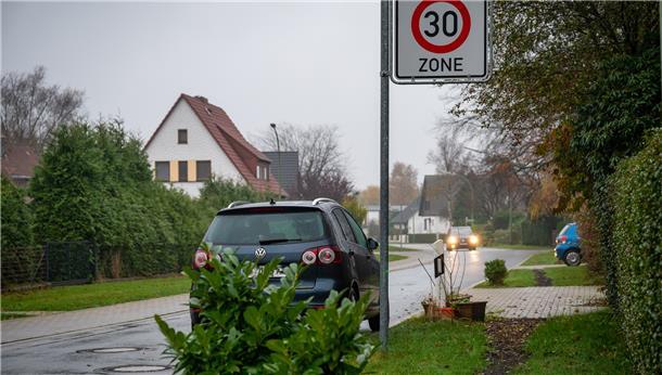 Nach Erschließung der Lycker Straße haben die Anwohner die Zahlungsbescheide erhalten. Teils sind Summen von mehr als 30.000 Euro pro Grundstück fällig. Der Magistrat bietet den Betroffenen Stundungen an.