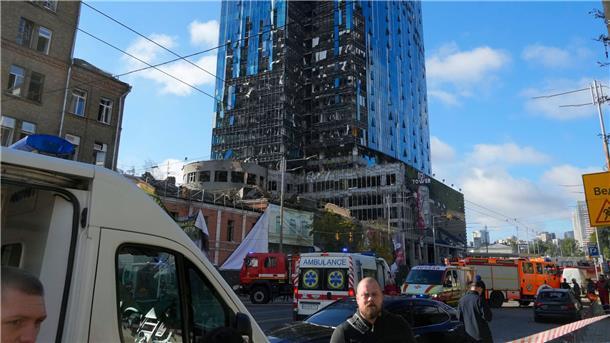 Nach Explosionen im Zentrum von Kiew sind die Rettungskräfte vor Ort.