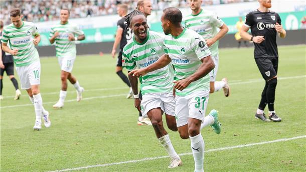 Nach Foul an Futkeu: Green verwandelt für Fürth den Elfmeter.