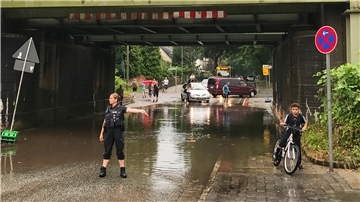Nach heftigen Regengüssen musste die Polizei am Dienstag auch die Unterführung an der Parkstraße kurzzeitig sperren, da sie unter Wasser stand.
