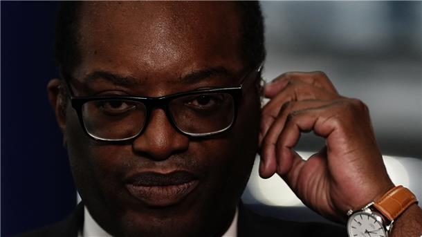 Truss nach Kehrtwende in der Steuerpolitik angeschlagen Nach heftiger Kritik an ihren Wirtschaftsplänen hat die britische Regierung eine massive Kehrtwende vollzogen. Finanzminister Kwarteng kündigte an, den Spitzensteuersatz von 45 Prozent für Topverdiener doch nicht zu streichen.