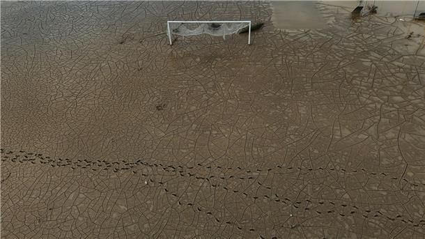 Bilder des Tages Nach Hurrikan „Melissa“: Fußballfeld in Montego Bay auf Jamaika im Schlamm versunken