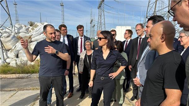 Baerbock an Putin: Verschleppte Kinder müssen nach Hause Nach ihrem Eintreffen in Kiew besuchte Baerbock ein Elektrizitäts-Umspannwerk.
