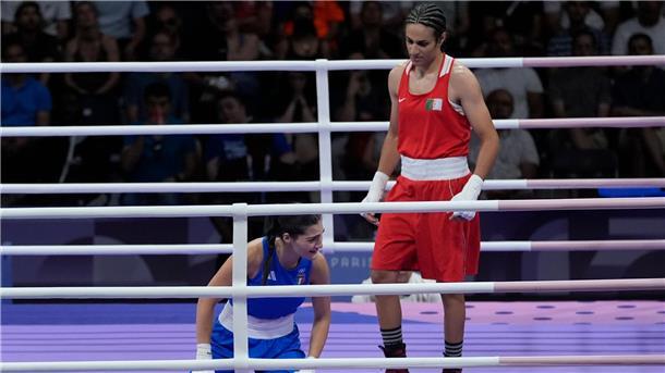Nach ihrer Aufgabe sinkt die italienische Boxerin Angela Carini (l) zu Boden und weint.