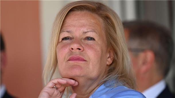 Clankriminalität in Berlin nimmt zu - Staat hält dagegen Nach Kritik verteidigt Bundesinnenministerin Nancy Faeser ihren Plan für eine leichtere Abschiebung von Clan-Mitgliedern.