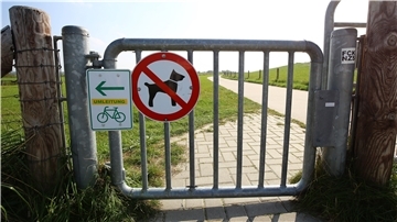 Nach langem Hin und Her sollten die Umleitungsschilder am Dienstag am Jadebusen-Radweg entfernt werden - es gab jedoch noch Klärungsbedarf.