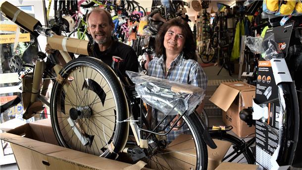 Nach langem Warten vor kurzem eingetroffen: ein E-Bike, montiert in Kambodscha. Frank und Stefanie Pieper freuen sich über die frische Ware.