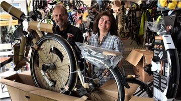 Nach langem Warten vor kurzem eingetroffen: ein E-Bike, montiert in Kambodscha. Frank und Stefanie Pieper freuen sich über die frische Ware.