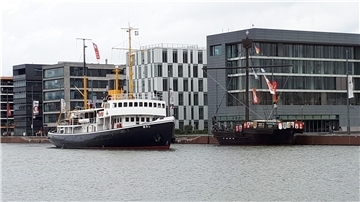 Nach langem Werftaufenthalt und einem Ausflug nach Wilhelmshaven ist der Dampfeisbrecher „Wal" wieder in den Neuen Hafen zurückgekehrt.