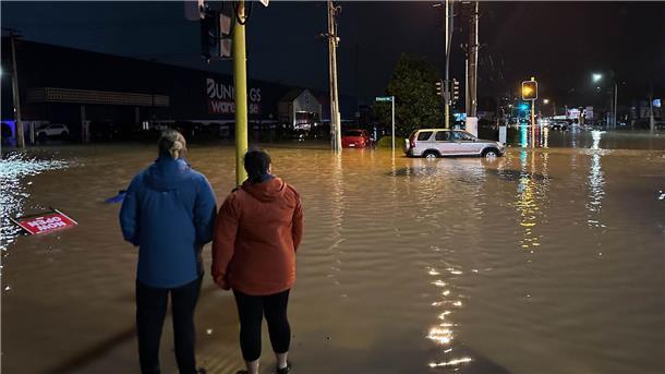 Nach massiven Regenfällen stehen weite Teile Aucklands unter Wasser.