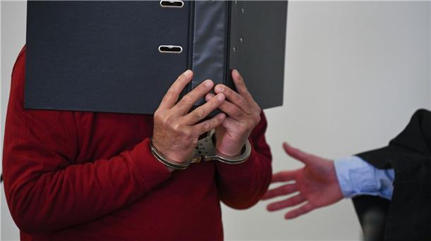 „Vater kam zum Töten“ - lebenslange Haft für Mord an Kindern Nach Mord an seinen Kindern: Das Landgericht Hanau hat einen Vater zu einer lebenslangen Freiheitsstrafe verurteilt.