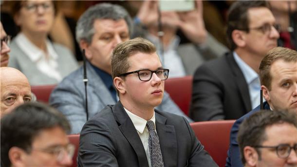 Landtag hebt Immunität von AfD-Politiker Halemba auf Nach neuen Vorwürfen der Staatsanwaltschaft Würzburg gegen den AfD-Landtagsabgeordneten Daniel Halemba, verzichtet dieser auf Landtagsauftritte und gibt Fraktionsämter ab.